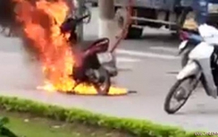 Truy tìm 2 kẻ vi phạm giao thông, châm lửa đốt xe