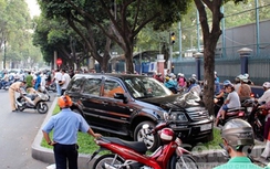 Ô tô tông bay xe máy chạy ngược chiều