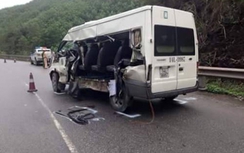 Xe khách va chạm container, 3 người thương vong