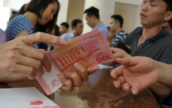 Người dân xếp hàng mua tiền lưu niệm 100 đồng