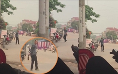 Video "ngáo đá" cầm "song đao" đại náo trên đường