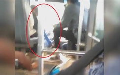 Tài xế xe buýt vừa lái xe vừa đánh bài "kiểu gì"?