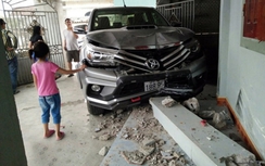 Hai bà cháu thoát hiểm trong gang tấc trước đầu xe bán tải