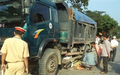 Thương tâm những vụ cha lùi xe vô ý cán chết con