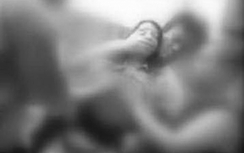 Xông vào phòng cưỡng hiếp nữ sinh đang học bài