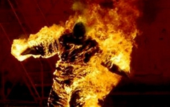 Con trai hỏa thiêu mẹ trong đêm ở Cà Mau