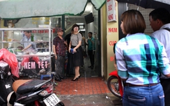 Ảnh: Người Hà Nội đội mưa đi ăn "bún chả Obama"