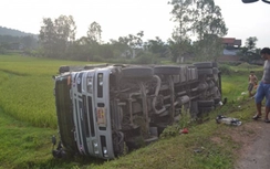 Xe chở bia "bay" xuống ruộng, biển số bị che kín