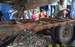 Rơ moóc tuột khỏi xe đầu kéo, đâm gục chủ sạp trái cây