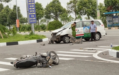 Taxi quay đầu tông 2 người thương vong