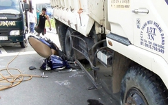 Xe ben cán hàng loạt xe máy dừng đèn đỏ ở Bình Dương