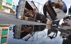 Xe tải lật nghiêng, hàng triệu con ong bay loạn trên QL1