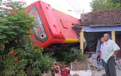 Xe khách tông sập nhà, 5 người trọng thương