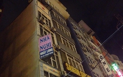 Điện cao áp phóng trúng người, thợ quảng cáo bỏng nặng