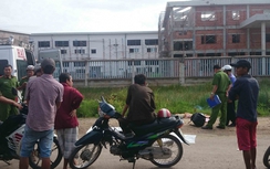 Người đàn ông chết ven đường, tay vẫn cầm điện thoại