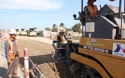 Xuân rộn ràng trên công trường QL1 qua Bình Thuận