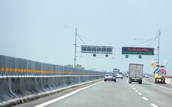 Tài xế gác chân lên cửa khi chạy trên cao tốc