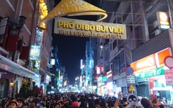 Biển người tại phố Tây Bùi Viện trong đêm Halloween