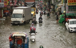 Sài Gòn mênh mông biển nước, hàng ngàn phương tiện chết máy la liệt