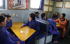 Cứu nạn 8 ngư dân tàu cá ngoài biển Hoàng Sa