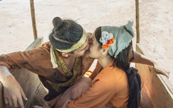 Lộ cảnh Nhã Phương khoá môi trai lạ trong "Trạng Quỳnh"