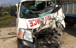 Xe cứu thương và xe tải đâm nhau, 7 người nhập viện