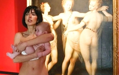 Khỏa thân, bế trẻ con đi dạo xung quanh bảo tàng