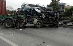 Lao vào dải phân cách, cabin container nát như đống sắt vụn