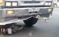 Đi giữa 2 xe tải, cha tử vong, con bị thương nặng