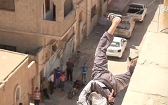 Cậu bé 15 tuổi bị IS ném từ mái nhà