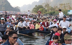 Chùa Hương "tắc" đò, vé gửi xe đội gấp nhiều lần