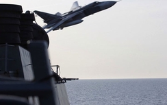 Xem "Kiếm sĩ" Nga bay sạt đầu tàu khu trục Mỹ