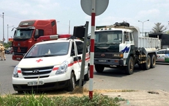 Xe cấp cứu chở bé trai bị xe ben húc văng