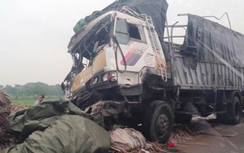 2 xe tải lật ngang, cao tốc Pháp Vân-Cầu Giẽ tê liệt