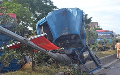 Điểm tin TNGT mới nhất: Xe tải mất lái, 4 người trọng thương