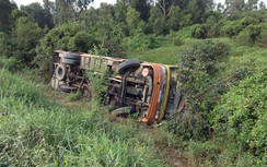 Tin TNGT mới nhất: Lật xe buýt, 10 hành khách bị thương