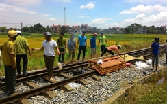 Tin TNGT mới nhất: Băng ngang đường tàu, 2 mẹ con chết thảm