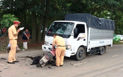 Tin TNGT mới nhất: "Đấu đầu" xe tải, nam thanh niên tử vong