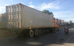 Tin TNGT mới nhất: Cụ ông chết thảm dưới gầm xe container