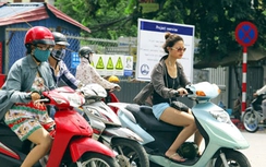 Đi xe máy đeo tai nghe bị phạt tới 200 ngàn đồng