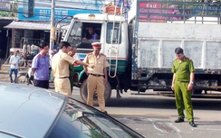 Va chạm xe ben, nữ sinh tử vong khi qua đường