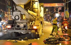 TP.HCM: Vượt ẩu, xe bồn cán 2 công nhân tử vong