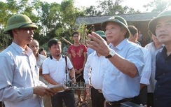 Bộ trưởng TT&TT trao 100 tấn gạo, hơn 1 tỷ cho vùng lũ