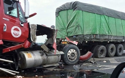 Giao thông 24h: Container tông nhau, xe máy lao xuống hố thi công