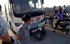 Ninh Bình: Xe khách tông văng 1 người xuống sông, 1 người tử vong