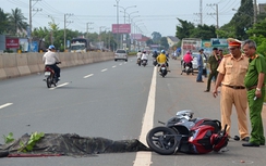 Đâm vào khúc củi ngã ra đường, bị ô tô cán tử vong
