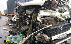 Bình Dương: Container tông thẳng đuôi xe đầu kéo, 2 người nguy kịch