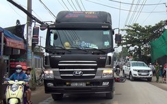 Ngã ra đường sau va chạm, nữ sinh bị xe container cán tử vong