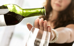 Từ chối uống rượu, người phụ nữ bị "ma men" đâm chết