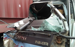 Va chạm với container, tài xế xe tải mắc kẹt trong cabin